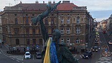 Lidé ve Znojm� zahalili sochu rudoarm�jce do ukrajinské vlajky (24. 2. 2022)