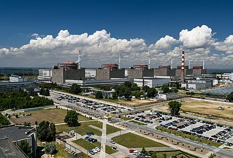 Elektrárna v Záporoí má est tlakovodních reaktor, generuje asi polovinu...
