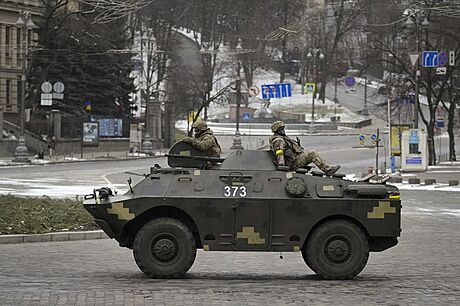 Ukrajintí vojáci v obrnného transportéru projídí oputným bulvárem v Kyjev...