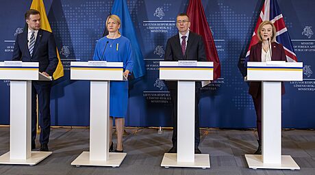 Zleva ministi zahranií Litvy Gabrielius Landsbergis, Estonska Eva-Maria...