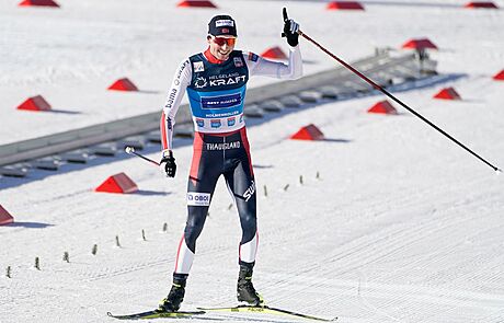 Norský sdruená Jarl Magnus Riiber projídí vítzn cílem závodu Svtového...
