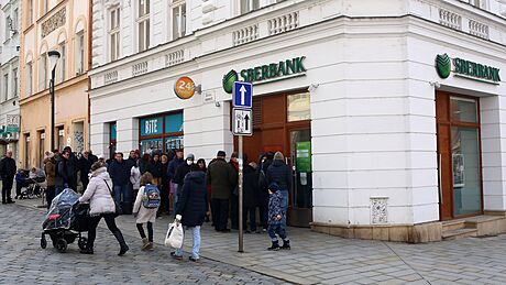 Stejn jako v dalích mstech eska zamíily v pátek 25. února i do olomoucké poboky banky Sberbank davy lidí. Ti se picházeli ujistit, e se jich nedotknou sankce, nebo rovnou peníze vybírali i pevádli jinam.
