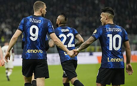 Edin Deko a Lautaro Martinez z Interu Milán oslavují gól.