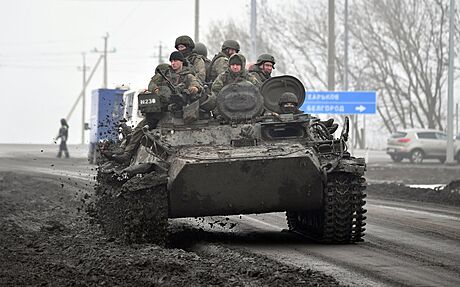 Rutí vojáci s bojovým vozidlem jedou po silnici v Blgorodské oblasti v Rusku,...