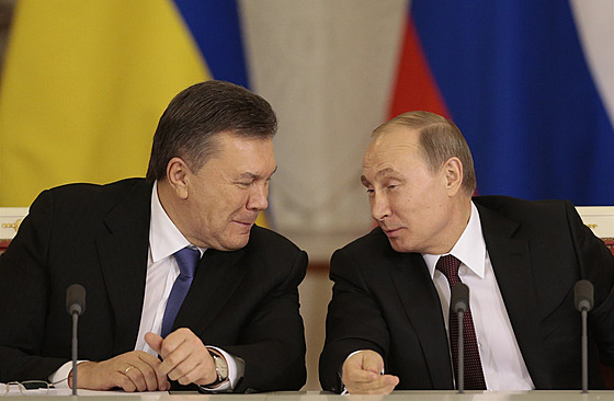 Ruský prezident Vladimir Putin a jeho ukrajinský protjek Viktor Janukovy...