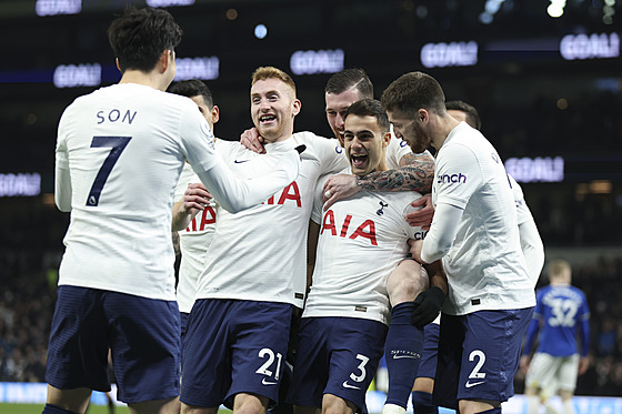 Fotbalisté Tottenhamu v gólové euforii v utkání proti Evertonu.