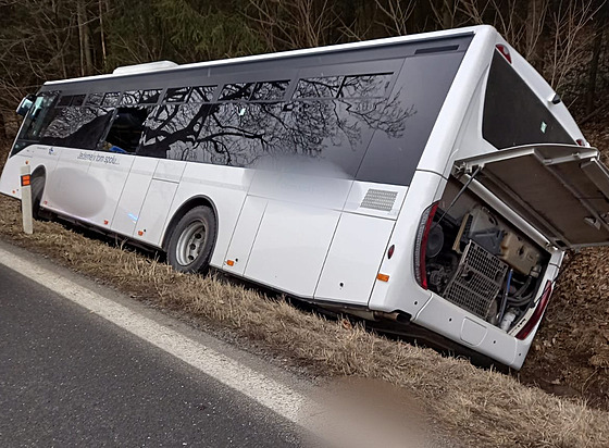 Na pomezí Olomouckého a Pardubického kraje havaroval autobus a sjel do píkopy....