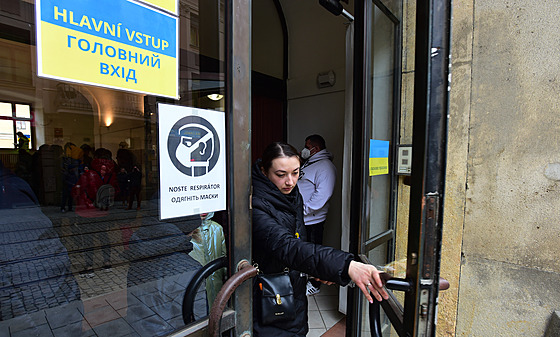 Krajské asistenní centrum pomoci Ukrajin, které od bezna funguje v oputných Hanáckých kasárnách v centru Olomouce, má nov omezenjí provozní dobu.