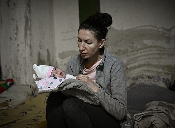 ena drí kojence v suterénu nemocnice v Kyjev, kam museli zdravotníci dti...