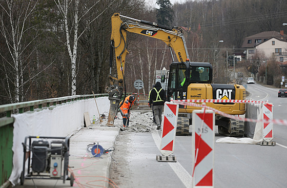 Silniái zahájili dvouletou opravu dálniního pivade rozebíráním mostu nad...