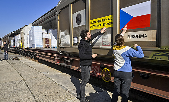 Nakládka prvního humanitárního vlaku do válkou zmítané Ukrajiny (1. bezna 2022)