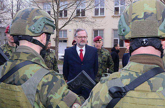 Premiér Petr Fiala na návštěvě vojáků v Prostějově.