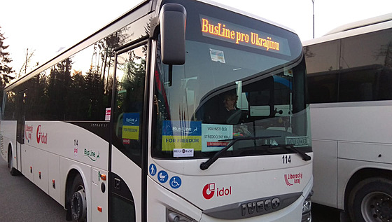 Evakuaní autobus pro Volyské echy prchající ped válkou na Ukrajin.