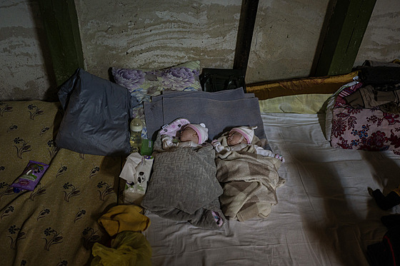 Ukrajinky rod v krytech uprosted ostelovn v porodnicch, ale i ukryt v...