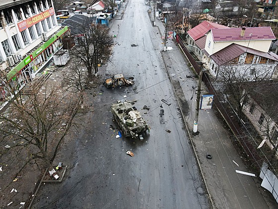 Zniená ruská vojenská vozidla na ulici v osad Borodyanka v oblasti Kyjeva....