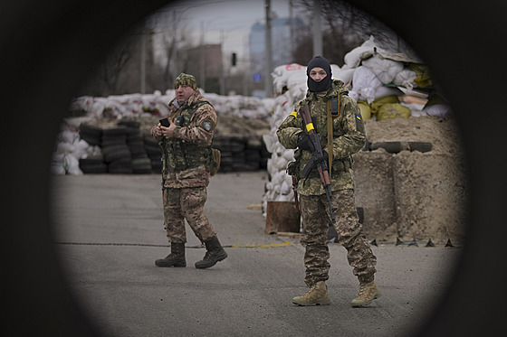 Ukrajintí vojáci hlídkují na hlavní silnici v Kyjev. (7. bezna 2022)