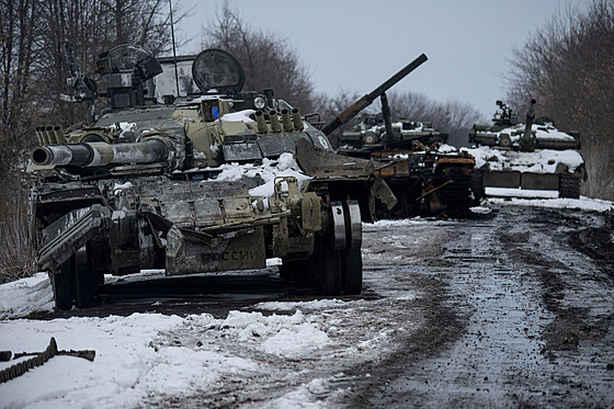 Ohoelý ruský tank a ukoistné tanky v Sumské oblasti v severovýchodní...