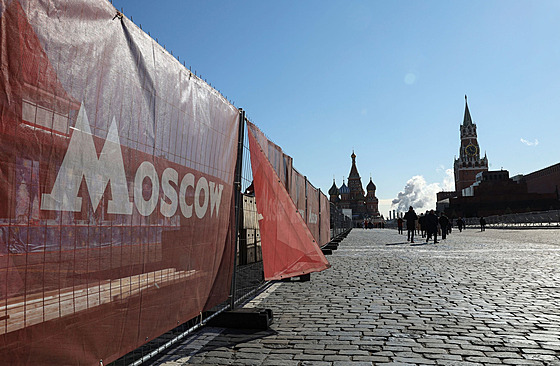 Lidé se prochází po Rudém námstí v Moskv.  (9. bezna 2022)