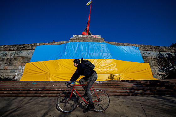 Ukrajinská vlajka pod n�kdej�ím pomníkem sov�tského diktátora Stalina na...