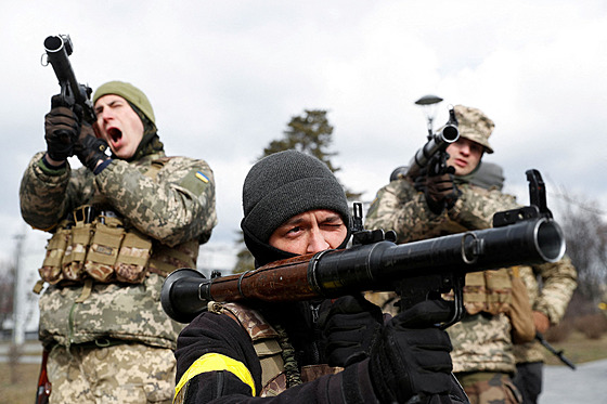Písluníci ukrajinských sil územní obrany v Kyjev na cviení. (9. bezna 2022)