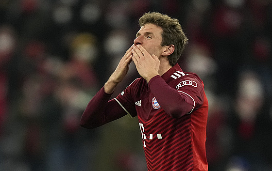 Stelec páté branky Bayernu Thomas Müller posílá polibky.