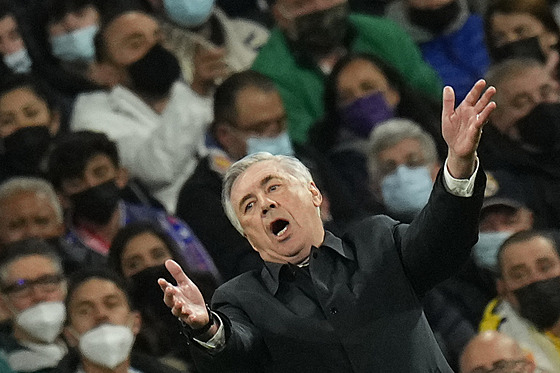 Trenér Realu Madrid Carlo Ancelotti pro�ívá duel s PSG.