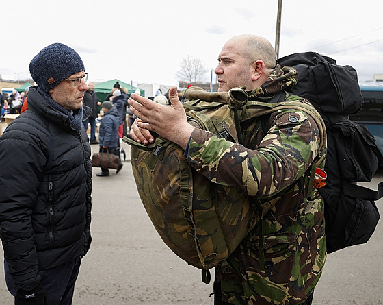 Zahraniní bojovníci, kteí chtjí na Ukrajin bojovat proti ruské invazi,...