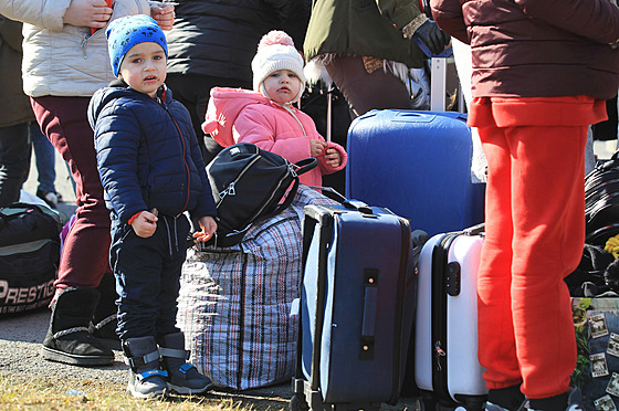 Uprchlíci z Ukrajiny čekají v registračním humanitárním středisku ve Vyšních...