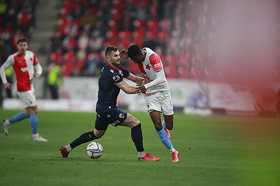 Plzeský Radim ezník (vlevo) odstavuje Petera Olayinku ze Slavie od balonu.