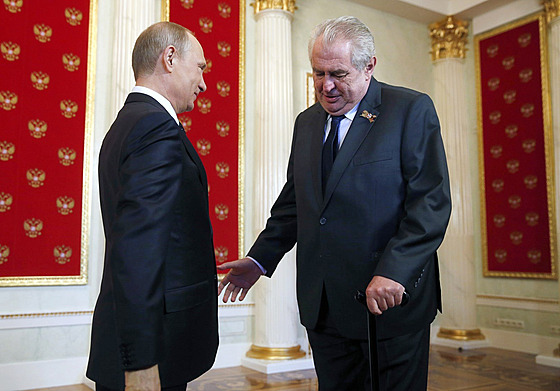 Ruský prezident Vladimir Putin se p�ed zahájením vojenské p�ehlídky vítá s...