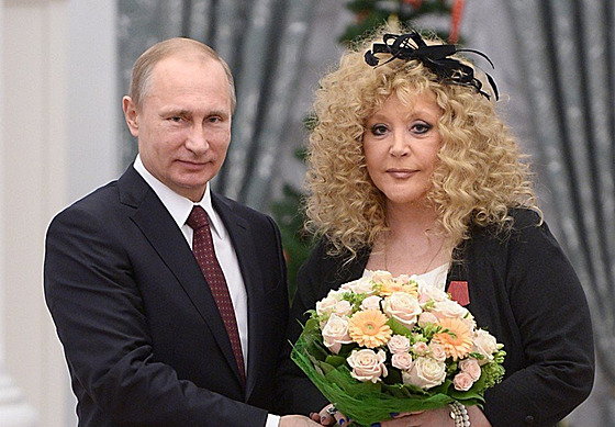 Vladimir Putin a Alla Pugaovová (Moskva, 22. prosince 2014)