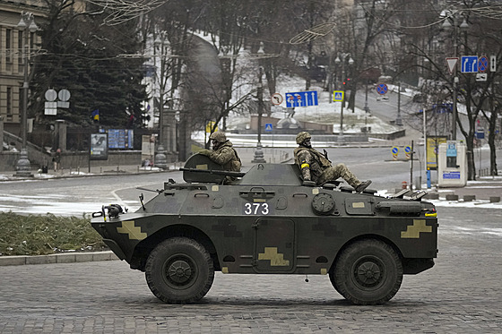 Ukrajintí vojáci v obrnného transportéru projídí oputným bulvárem v Kyjev...