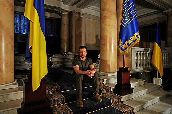 Ukrajinský prezident Volodymyr Zelenskyj pózuje fotografm bhem rozhovoru s...