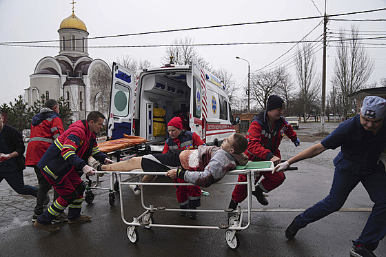 Záchranái peváí zranného mue do sklepa Mariupolské porodnice, který slouí...