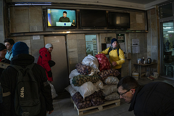 Ukrajintí dobrovolníci ve Lvov tídí darované potraviny pro místní...