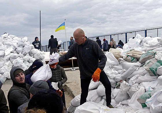 Dobrovolníci staví barikády v ukrajinském mst Odsa. (6. bezna 2022)