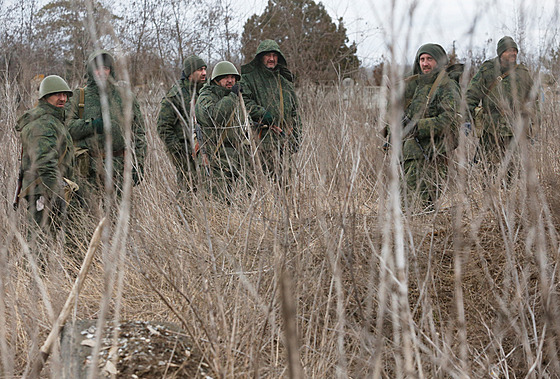 Rutí vojáci ve vesnici Bugas v Doncké oblasti (6. bezna 2022)