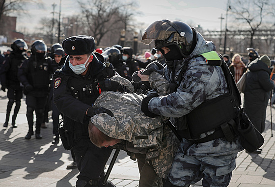 Moskevská policie zatýká demonstranty, kteí nesouhlasí s válkou na Ukrajin....