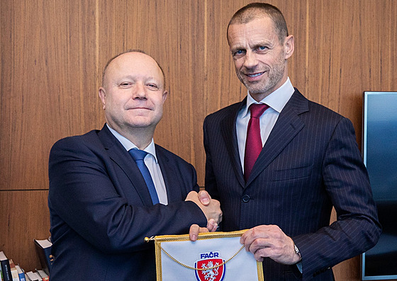 éf eského fotbalu Petr Fousek (vlevo) a pedseda UEFA Aleksander eferin pi...