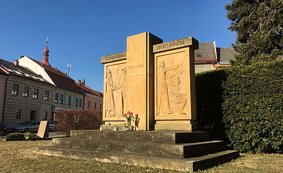 Pomník padlým na pibyslavském námstí bez sochy rudoarmjce se samopalem.