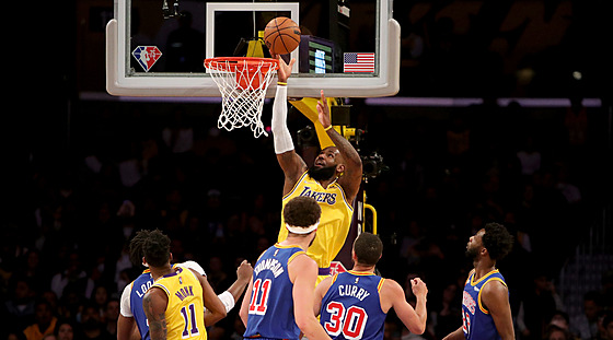 LeBron James z Los Angeles Lakers skóruje proti Golden State.