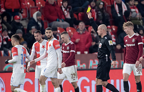 Polský rozhodí Szymon Marciniak vytahuje v derby mezi Slavií a Spartou jednu z...