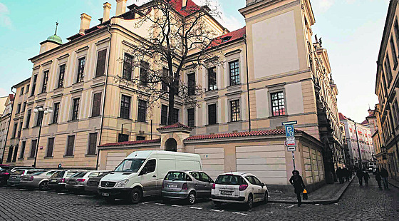 Palác je umístn v centru Prahy na takzvané Královské cest.