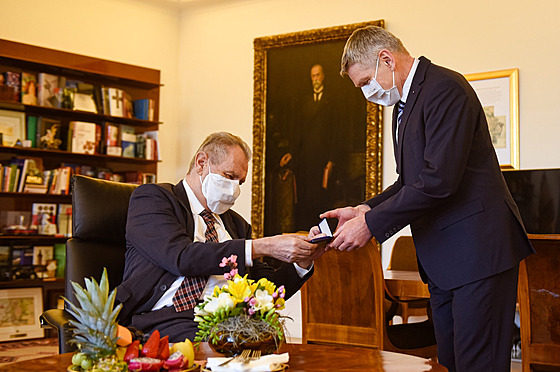 Prezident Milo� Zeman p�evzal od výkonného �editele Asociace obranného a...