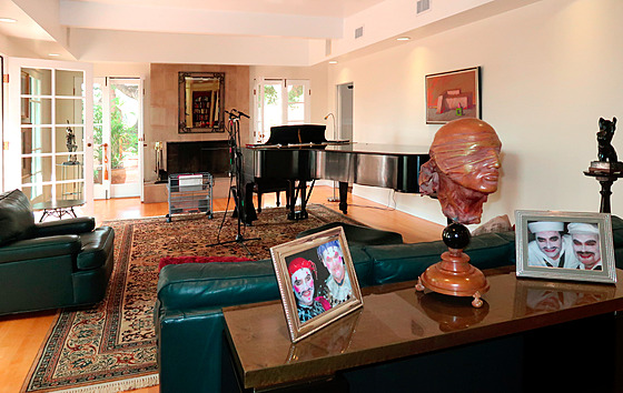 Obývací pokoj s nezbytným klavírem