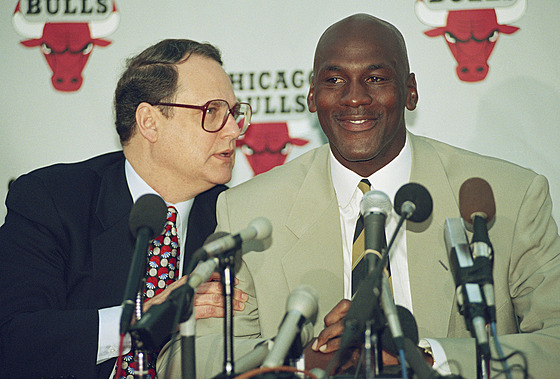 Michael Jordan naslouchá Jerrymu Reinsdorfovi, majiteli Chicago Bulls, bhem...