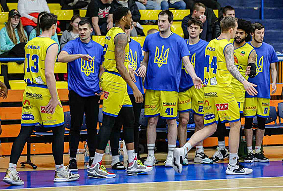 Ústetí basketbalisté nastupují k ligovému zápasu, podpoili Ukrajinu.
