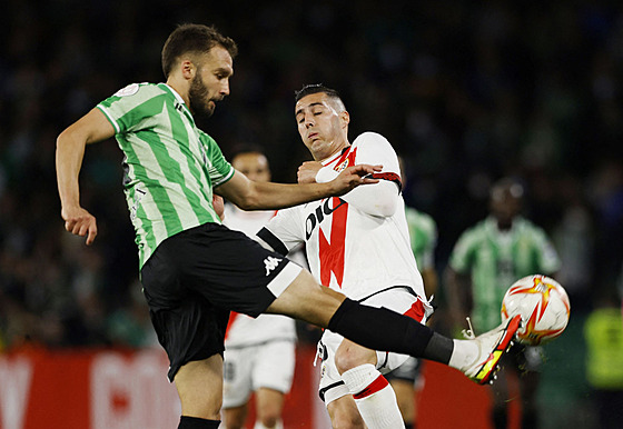 German Pezzella (vlevo) z Real Betis Sevilla a Sergi Guardiola z Rayo Vallecano