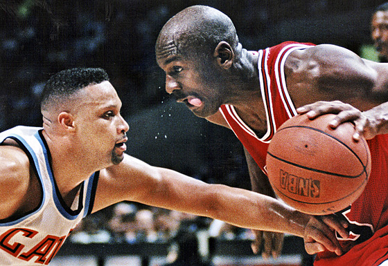 Michael Jordan (vpravo) z Chicago Bulls hledá cestu kolem Chrise Millse z...