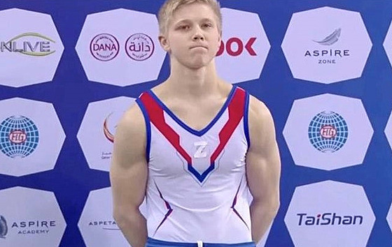 Ruský gymnasta Ivan Kuljak s písmenem Z na dresu.